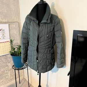Bernardo puffer jacket with hidden hood. Flat 21, shoulder to hem 26,